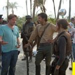 Diretor Gareth Edwards confabula com Diego Luna e Felicity Jones.