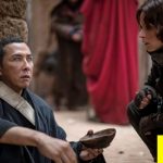Jyn consulta o guerreiro-monge espiritual Chirrut Imwe (Donnie Yen)