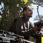 Riz Ahmed é o piloto bem equipado da aliança Rebelde Bodhi Rook.