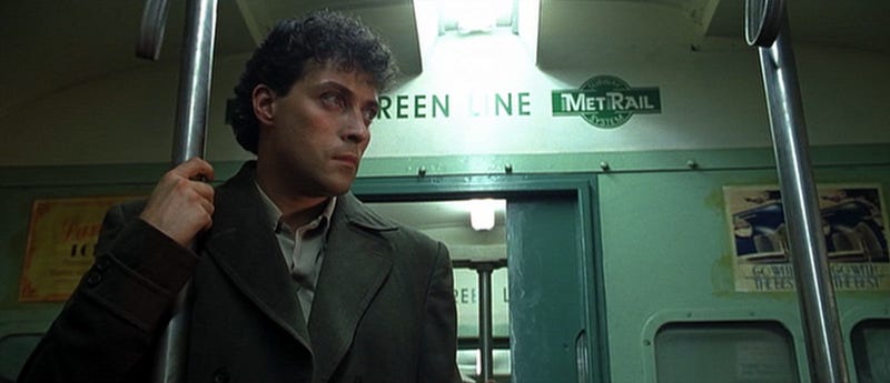 Cena de Dark City - John Murdoch em perseguição