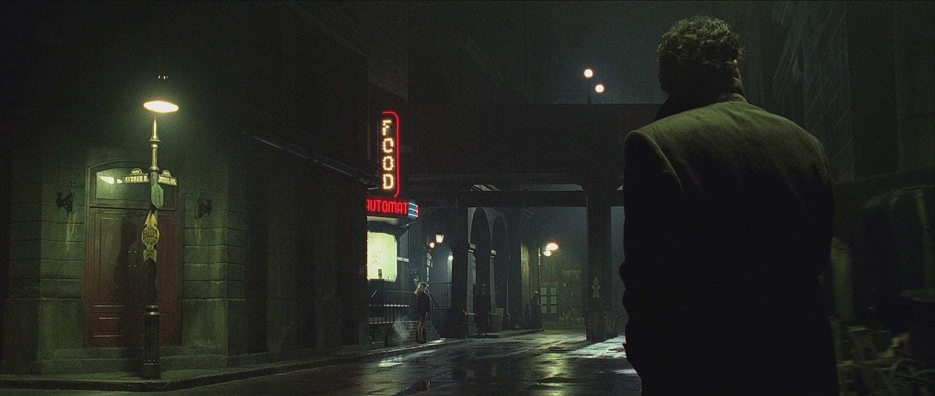 Visual de Dark City - Cidade mutante ao fundo