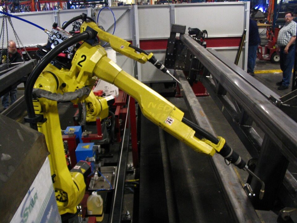 Braços robóticos FANUC em ambiente de produção industrial