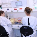 Profissionais de pesquisa em laboratório de biossegurança no Reino Unido