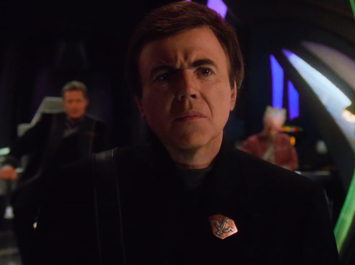 Walter Koenig como Alfred Bester de Babylon 5
