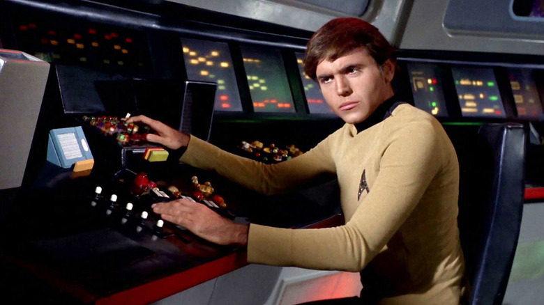Walter Koenig como Pavel Chekov na ponte da Enterprise em Star Trek